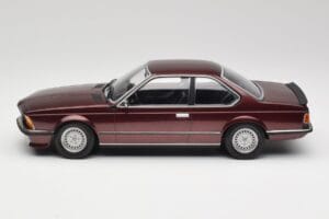 BMW 635 CSi E24 Karmesinrot Metallic Minichamps 1:18 155028105 Kov – obrázek 3 z 6