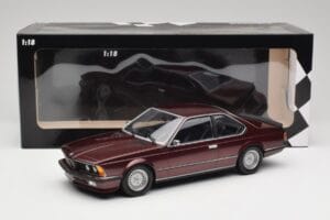 BMW 635 CSi E24 Karmesinrot Metallic Minichamps 1:18 155028105 Kov – obrázek 6 z 6