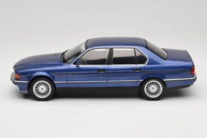 BMW Alpina B11 E32 3.5 Metallic Blue MCG 1:18 MCG18232 Kov – obrázek 3 z 6