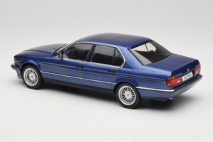 BMW Alpina B11 E32 3.5 Metallic Blue MCG 1:18 MCG18232 Kov – obrázek 5 z 6