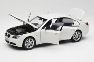 BMW E60 545i Alpine Bílý Kyosho 1:18 08591W Kov – obrázek 2 z 8