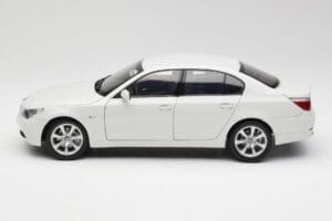 BMW E60 545i Alpine Bílý Kyosho 1:18 08591W Kov – obrázek 4 z 8