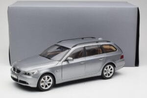 BMW 545i E61 Touring Světle Šedý Kyosho 1:18 80430308414 Kov – obrázek 8 z 8