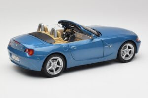 BMW Z4 E85 Maldives Blue Bburago 1:18 34046BLUE Kov – obrázek 3 z 8