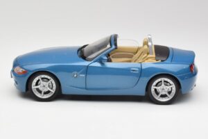 BMW Z4 E85 Maldives Blue Bburago 1:18 34046BLUE Kov – obrázek 4 z 8