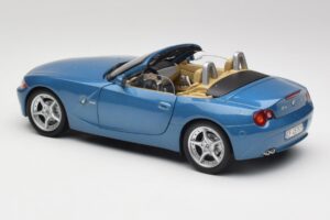 BMW Z4 E85 Maldives Blue Bburago 1:18 34046BLUE Kov – obrázek 7 z 8