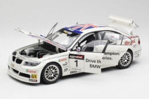 BMW E90 320si #1 A. Priaulx WTCC Champion 2006 Kyosho 1:18 80430429067 Kov – obrázek 2 z 8