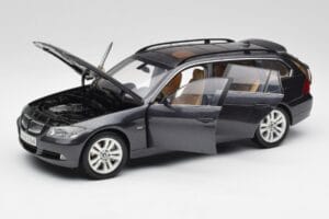 BMW 330i E91 Touring Tmavě Šedý Kyosho 1:18 80430394360 Kov – obrázek 2 z 8