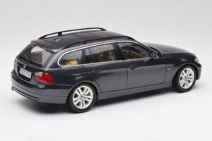 BMW 330i E91 Touring Tmavě Šedý Kyosho 1:18 80430394360 Kov – obrázek 3 z 8