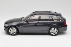 BMW 330i E91 Touring Tmavě Šedý Kyosho 1:18 80430394360 Kov – obrázek 4 z 8