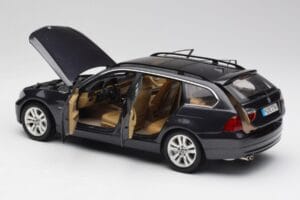 BMW 330i E91 Touring Tmavě Šedý Kyosho 1:18 80430394360 Kov – obrázek 5 z 8