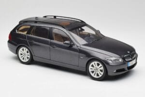 BMW 330i E91 Touring Tmavě Šedý Kyosho 1:18 80430394360 Kov – obrázek 6 z 8