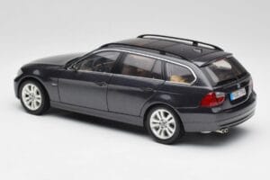BMW 330i E91 Touring Tmavě Šedý Kyosho 1:18 80430394360 Kov – obrázek 7 z 8