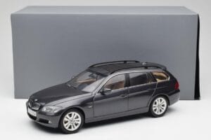 BMW 330i E91 Touring Tmavě Šedý Kyosho 1:18 80430394360 Kov – obrázek 8 z 8
