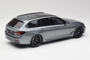 BMW G61 530e M Sport Touring Mineral Šedý GT Spirit 1:18 GT485 Pryskyřice – obrázek 2 z 6