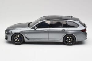 BMW G61 530e M Sport Touring Mineral Šedý GT Spirit 1:18 GT485 Pryskyřice – obrázek 3 z 6