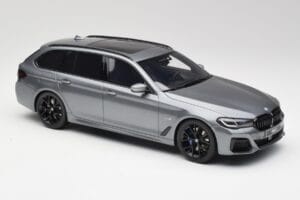 BMW G61 530e M Sport Touring Mineral Šedý GT Spirit 1:18 GT485 Pryskyřice – obrázek 4 z 6