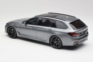BMW G61 530e M Sport Touring Mineral Šedý GT Spirit 1:18 GT485 Pryskyřice – obrázek 5 z 6