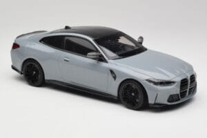 BMW M4 G82 Brooklyn Šedý Minichamps 1:18 155020124 Kov – obrázek 4 z 6