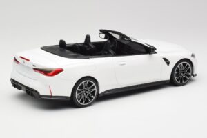 BMW M4 G82 Kabriolet Alpine White Minichamps 1:18 155021031 Kov – obrázek 2 z 6
