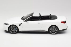 BMW M4 G82 Kabriolet Alpine White Minichamps 1:18 155021031 Kov – obrázek 3 z 6