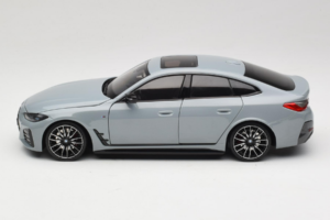 BMW i4 G26 Grey Metallic Minichamps 1:18 110023010 Kov – obrázek 4 z 8