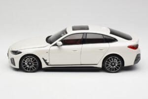 BMW i4 M50 G26 Alpine White Minichamps 1:18 110023011 Kov – obrázek 4 z 8