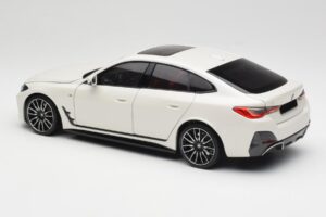 BMW i4 M50 G26 Alpine White Minichamps 1:18 110023011 Kov – obrázek 7 z 8
