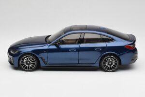 BMW i4 M50 G26 Portimao Blue Minichamps 1:18 110023012 Kov – obrázek 4 z 8