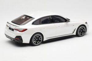 BMW i4 M50 G26 Mineral Bílá Metalíza Otto 1:18 OT1074 Pryskyřice – obrázek 2 z 6