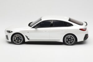 BMW i4 M50 G26 Mineral Bílá Metalíza Otto 1:18 OT1074 Pryskyřice – obrázek 3 z 6