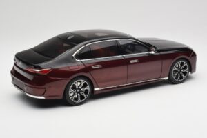 BMW i7 G70 Black & Red Metallic Minichamps 1:18 110023201 Kov – obrázek 3 z 8