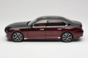 BMW i7 G70 Black & Red Metallic Minichamps 1:18 110023201 Kov – obrázek 4 z 8