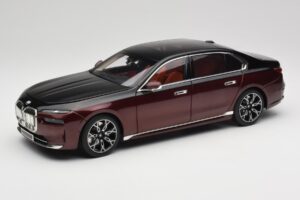 BMW i7 G70 Black & Red Metallic Minichamps 1:18 110023201 Kov