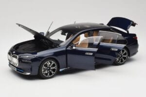 BMW i7 G70 Blue Metallic Minichamps 1:18 110023202 Kov – obrázek 2 z 8