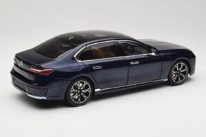 BMW i7 G70 Blue Metallic Minichamps 1:18 110023202 Kov – obrázek 3 z 8