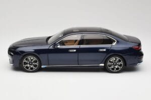 BMW i7 G70 Blue Metallic Minichamps 1:18 110023202 Kov – obrázek 4 z 8