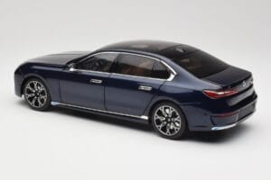 BMW i7 G70 Blue Metallic Minichamps 1:18 110023202 Kov – obrázek 7 z 8