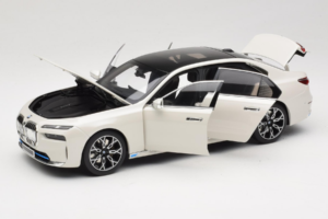 BMW i7 G70 White Metallic Minichamps 1:18 110023200 Kov – obrázek 2 z 8