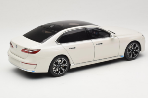 BMW i7 G70 White Metallic Minichamps 1:18 110023200 Kov – obrázek 3 z 8