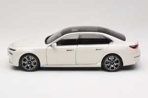 BMW i7 G70 White Metallic Minichamps 1:18 110023200 Kov – obrázek 4 z 8