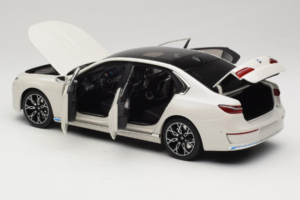 BMW i7 G70 White Metallic Minichamps 1:18 110023200 Kov – obrázek 5 z 8