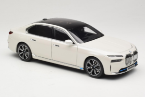 BMW i7 G70 White Metallic Minichamps 1:18 110023200 Kov – obrázek 6 z 8