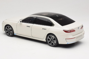BMW i7 G70 White Metallic Minichamps 1:18 110023200 Kov – obrázek 7 z 8
