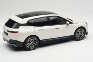 BMW iX Alpine White Minichamps 1:18 110023102 Kov – obrázek 3 z 8