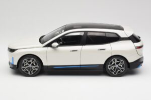 BMW iX Alpine White Minichamps 1:18 110023102 Kov – obrázek 4 z 8