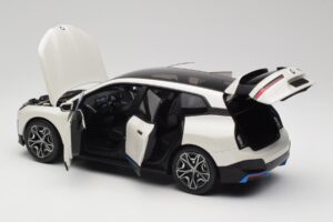 BMW iX Alpine White Minichamps 1:18 110023102 Kov – obrázek 5 z 8