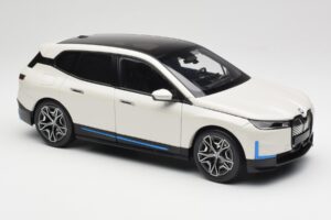 BMW iX Alpine White Minichamps 1:18 110023102 Kov – obrázek 6 z 8