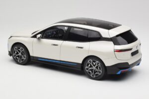 BMW iX Alpine White Minichamps 1:18 110023102 Kov – obrázek 7 z 8
