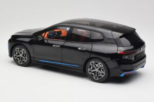 BMW iX Sapphire Black Minichamps 1:18 110023101 Kov – obrázek 7 z 8